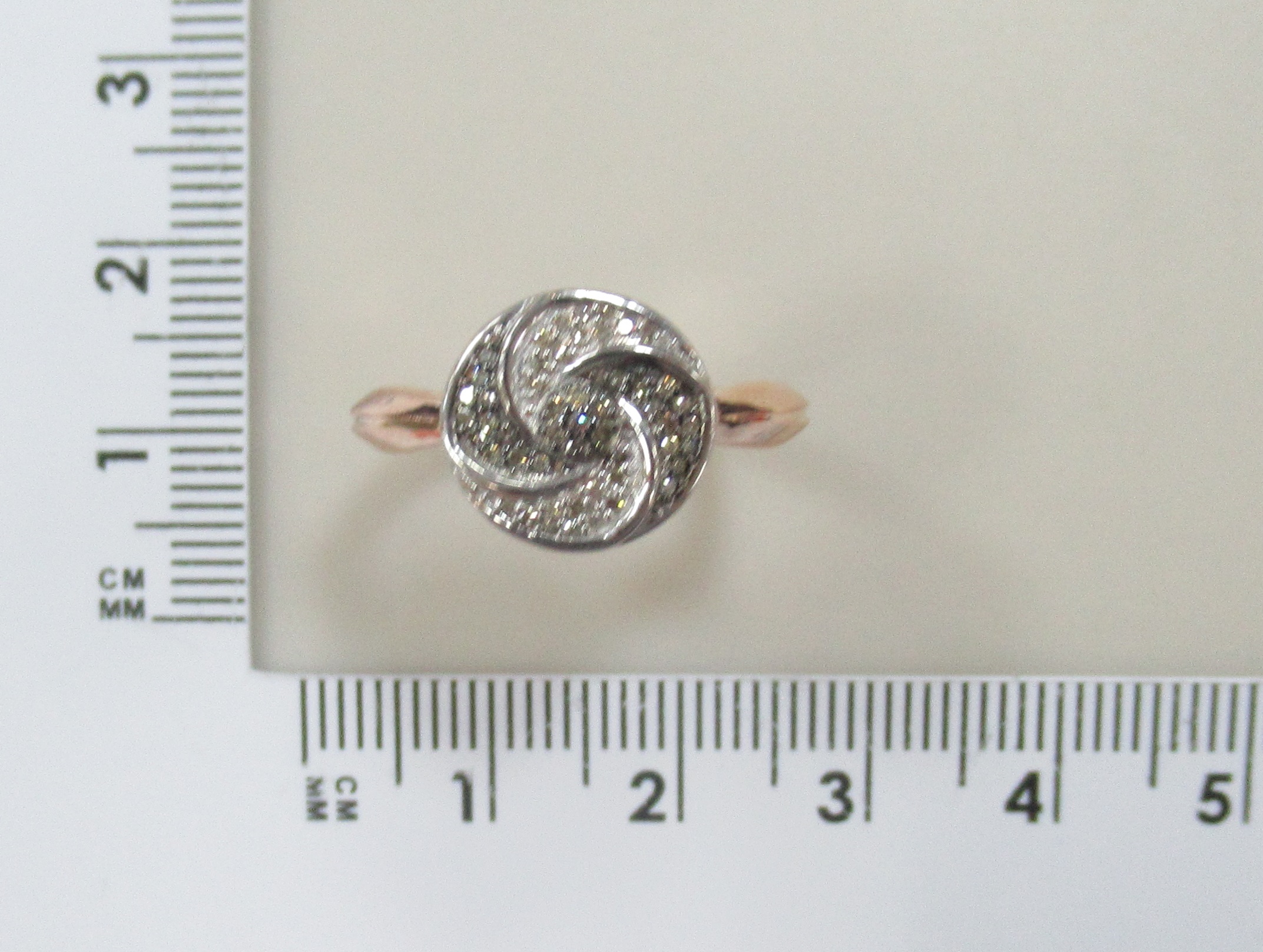 Серебряное кольцо с коньячными бриллиантами